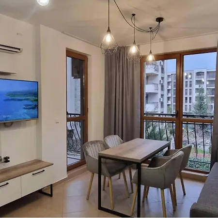 Sleeps 4 With Pools Access - Smart Tvs アパート